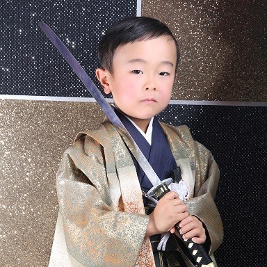 【浜松西店七五三】５歳のかっこいいゴールドの羽織と黒の男らしい袴