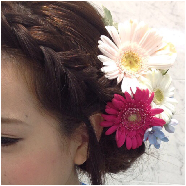 生花 せいか を使った髪飾りがかわいい トレンドヘアアレンジ アニバーサリースタジオガーネット
