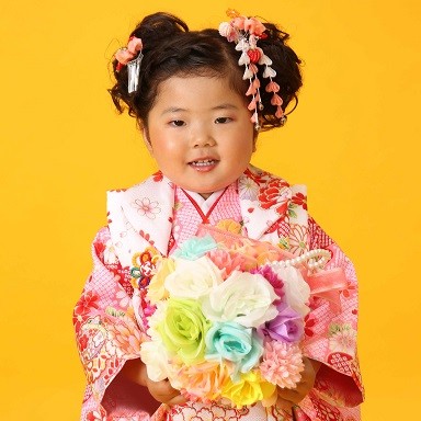 【浜松西店七五三】白い被布を着た三歳の可愛い女の子
