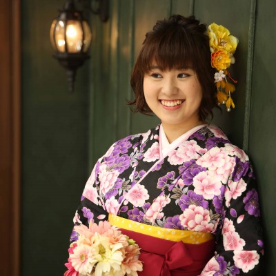 【卒業袴】黒地のお着物に濃いピンクの袴の可愛らしいコーディネート