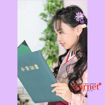 【浜松市小学生袴 前撮り】柔らかいパステルピンクの桜柄の着物に大人っぽい赤紫の刺繍入りの卒業袴