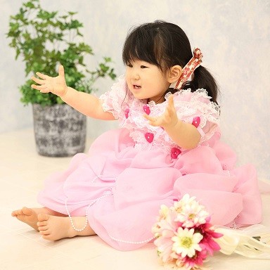 【浜松市西区で誕生日の写真ならガーネット★】ピンクのドレスを着た2歳の女の子