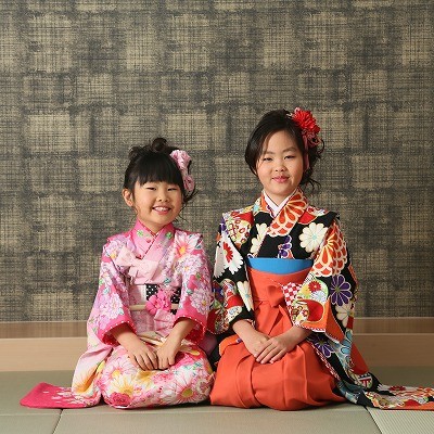 【七五三】ピンクの着物とジュニア袴で姉妹写真