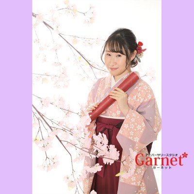 【浜松市 卒業袴】明るいピンクの桜柄のお着物に可愛いエンジの卒業袴