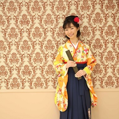 【卒業袴】明るいオレンジの着物に大人な紺色の袴を合わせたコーディネート