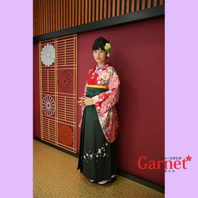 【卒業式　前撮り】赤い和柄の着物　桜の刺しゅうが入った緑の袴