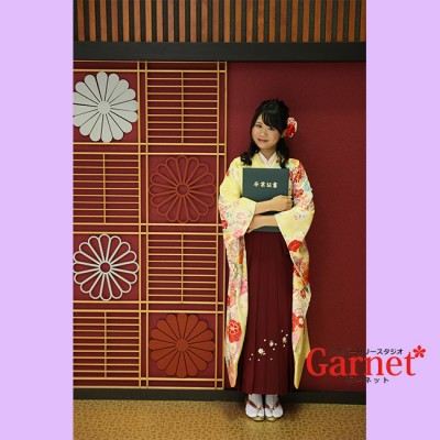 【浜松市 卒業式袴】お持込みの明るく可愛い黄色のお振袖にエンジの刺繍入りのお洒落な袴