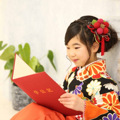 【小学生袴】黒地のお洒落なお着物に明るいオレンジの袴の組み合わせ