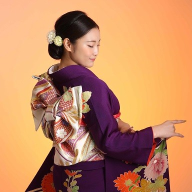 【浜松市西区で振袖レンタルするならガーネットにお任せください！】素敵な髪飾りを付けた紫色のお振袖を着たお嬢様