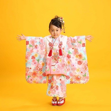 【浜松市西区で七五三ならガーネットにお任せください】３歳女の子の可愛い白地の被布