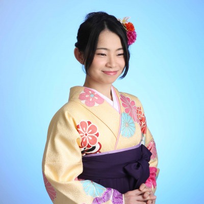 【卒業袴】クリーム色の明るいお着物に紫の大人な袴を合わせたコーディネート