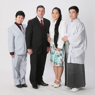 成人のお祝いでレンタル袴で家族写真！