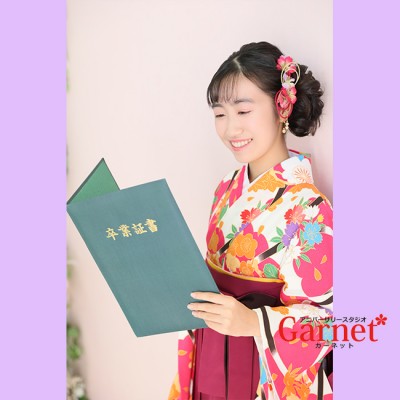 【卒業式袴】クリーム色にカラフルな柄がかわいいお着物にピンクとエンジの袴がお似合いのお嬢様をご紹介致します♪