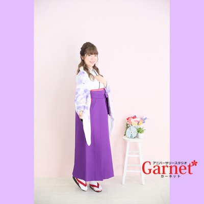 【卒業式袴　後撮り】白地のシンプルな着物　紫の袴