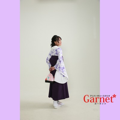 【卒業式袴　前撮り】白の落ち着いた着物　無地袴　紫