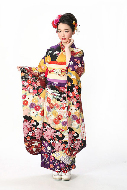 菊や桜、波模様が入った伝統的なイメージの古典柄のお振袖。