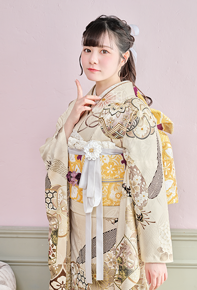 クリーム色に古典柄が清楚な女性らしい