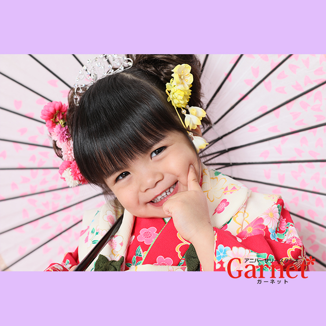 浜松市 七五三 3歳女の子のお祝いで可愛いビビットピンクの被布を着て撮影 ガーネット浜松店