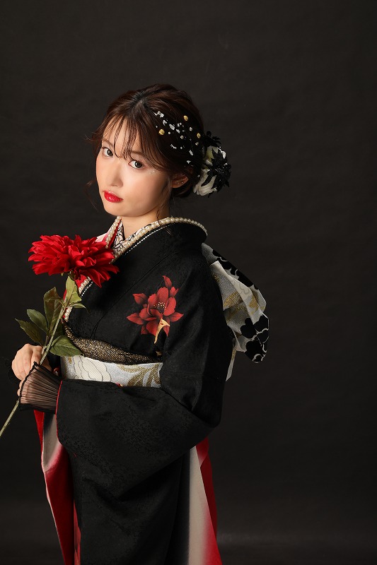 黒の振袖】洗練された大人っぽい振袖で魅了する【成人式】｜お知らせ 