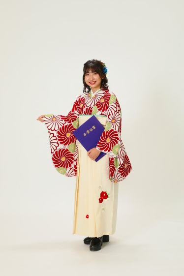卒業式 大人気 白の袴で前撮り ガーネット静岡インター店